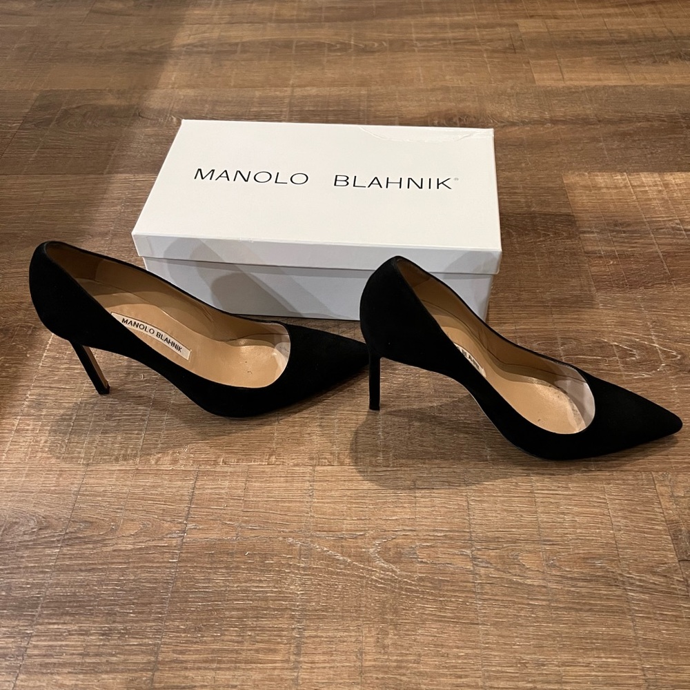 Manolo Blahnik Black Suede Heels with box and 2 shoe duster bags